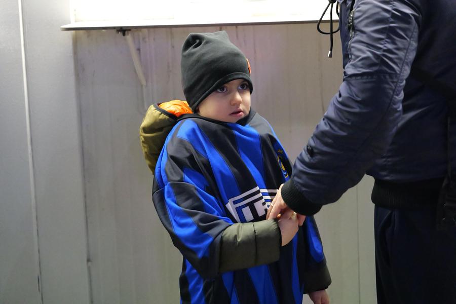 Cel mai tânăr și timid fan Inter și-a luat inima în dinți și a mărturisit că îi place Cristi Chivu / Foto: GSP.ro „Bine că a plecat trădătorul!” » Suporterii de toate vârstele ai lui Inter au fost cuceriți de Cristi Chivu