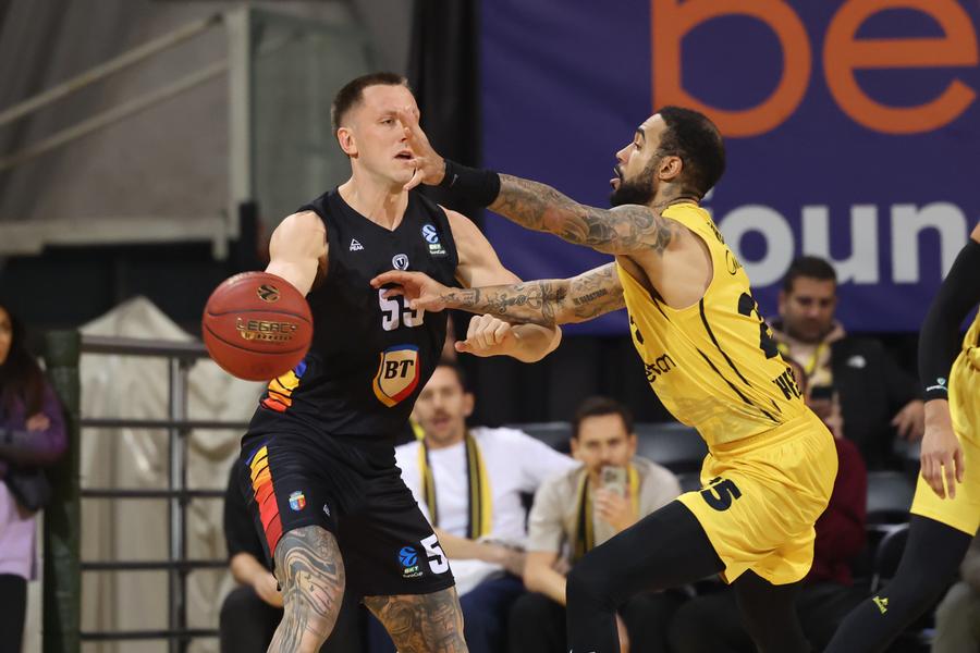 Mitch Creek, în acțiune contra lui Aris Salonic/Foto: euroleaguebasketball.net U-BT Cluj-Napoca, victorie mare în „infernul” din Salonic! Urmează meciul de gală cu Partizan Belgrad