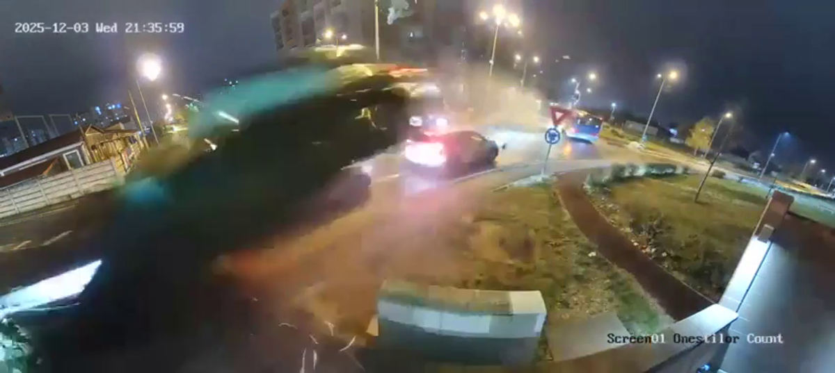 Filmarea cu accidentul care a șocat România: zboară peste două mașini în intersecție!