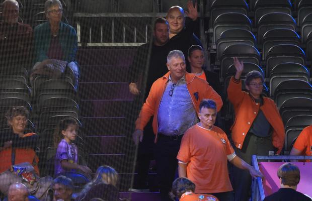 Cum a apărut Van der Vaart, venit direct de la București, în fieful marii rivale din Rotterdam » A asistat la un recital al Olandei, cu partenera Polman pe parchet