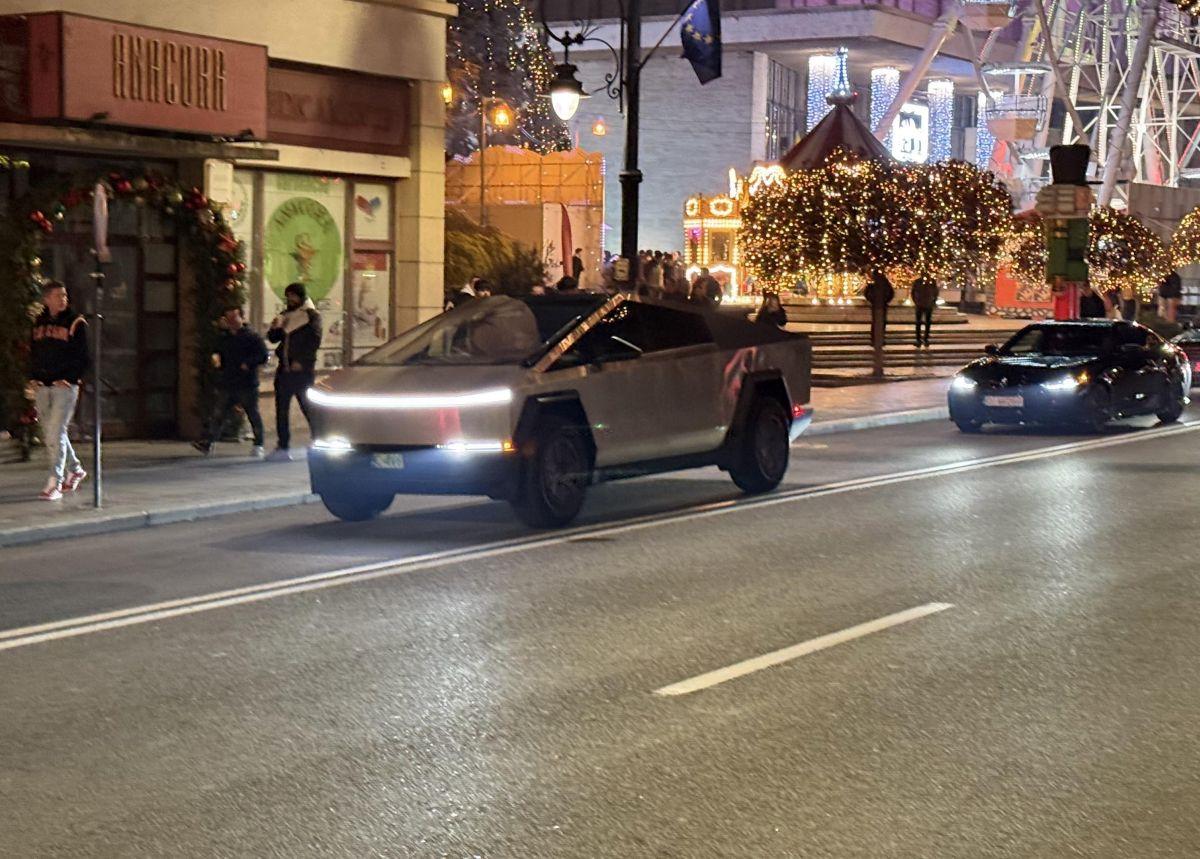 Mașina INTERZISĂ în Europa a fost văzută pe străzile din România » Rumoare în online: „A venit să o încarce la pomul de Crăciun”