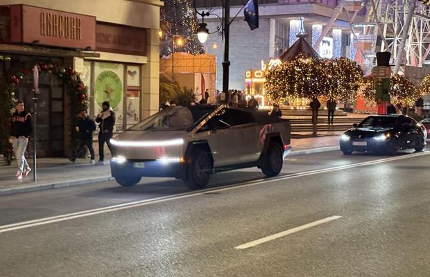 Mașina INTERZISĂ în Europa a fost văzută pe străzile din România » Rumoare în online: „A venit să o încarce la pomul de Crăciun”