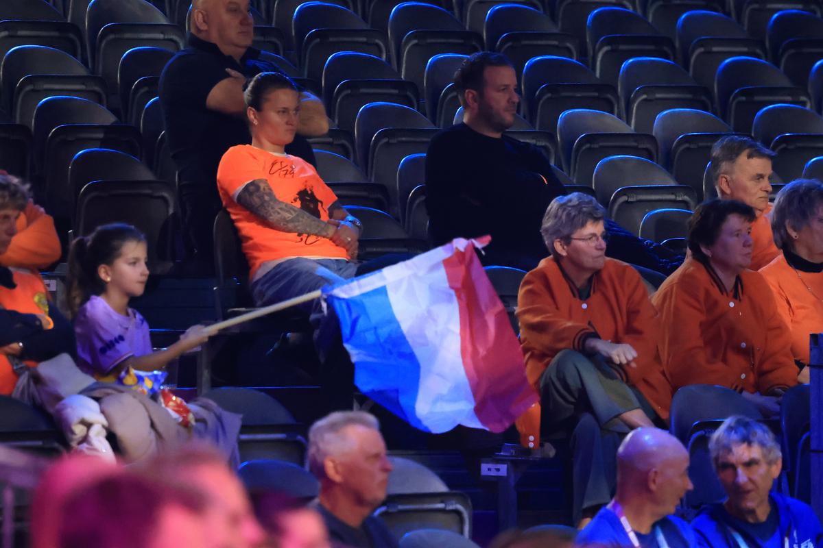 Cum a apărut Van der Vaart, venit direct de la București, în fieful marii rivale din Rotterdam » A asistat la un recital al Olandei, cu partenera Polman pe parchet