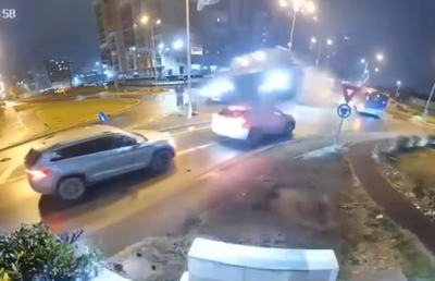 Filmarea cu accidentul care a șocat România: zboară peste două mașini în intersecție!