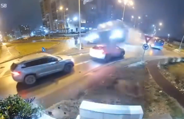 Filmarea cu accidentul care a șocat România: zboară peste două mașini în intersecție!