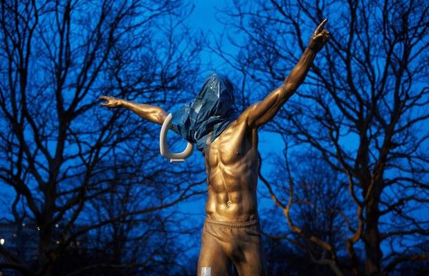 FOTO Nu s-au oprit până n-au pus-o la pământ » Statuia lui Zlatan Ibrahimovic nu mai există!