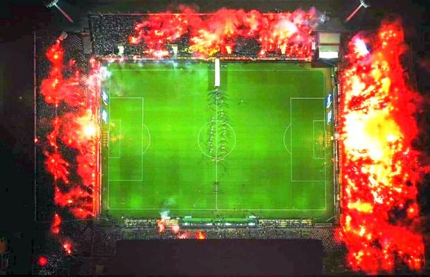 ARIS - PAOK 4-2 // VIDEO Show pirotehnic incendiar la derby-ul orașului Salonic: stadionul „a luat foc” în startul meciului
