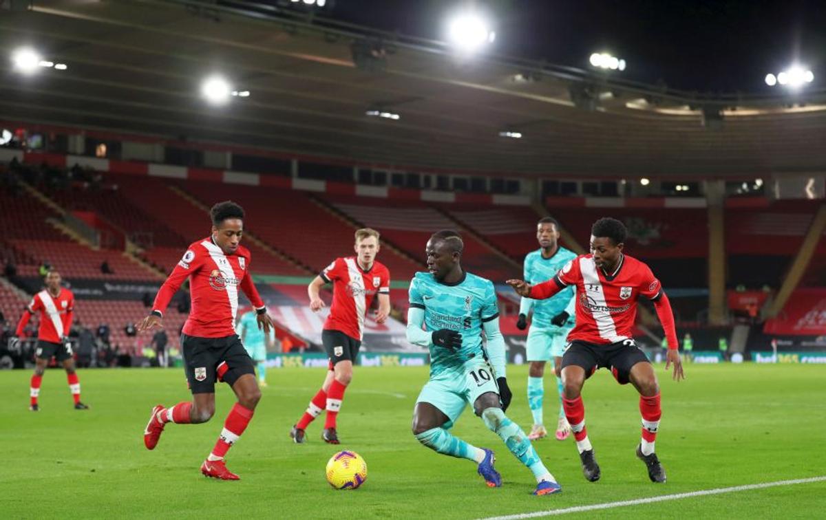 Imaginea serii în sport: Hasenhuttl, în genunchi lângă Klopp, plângând după victoria cu Liverpool! Southampton a stabilit un record în Premier League