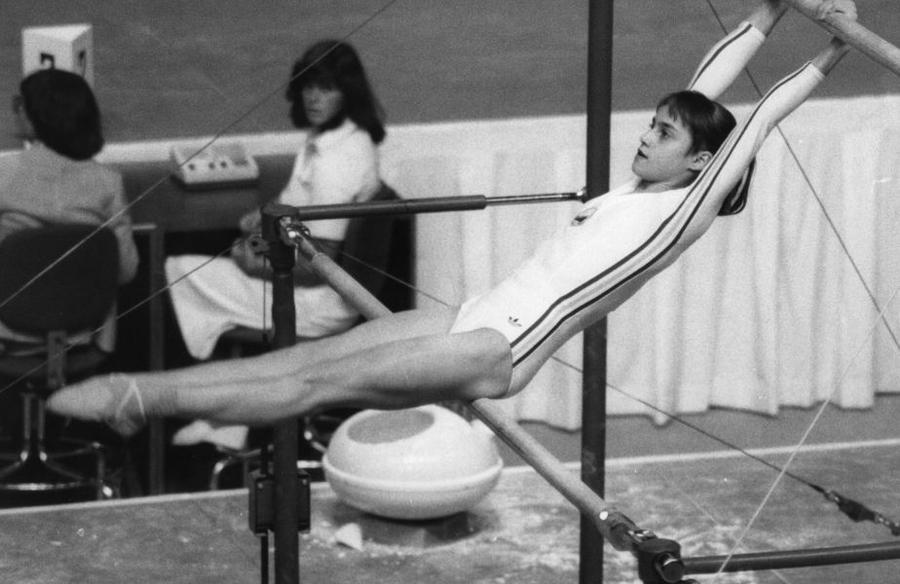 Nadia Comăneci la paralele, aparatul care i-a adus prima notă de zece la Montreal FOTO Guliver/GettyImages DEZBATERE GSP. Atenție la Jocurile Olimpice! Riscăm să ne întoarcem în urmă cu 85 de ani
