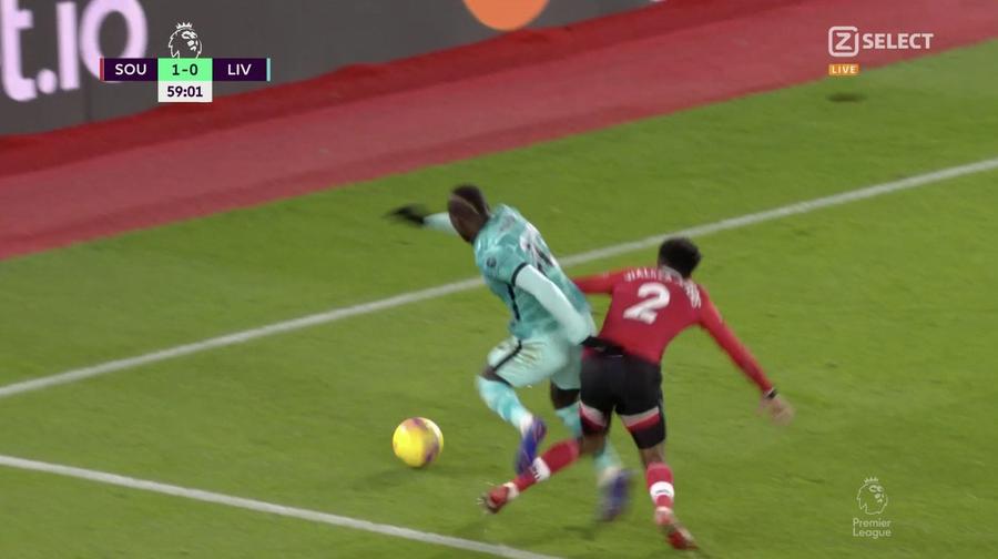 Intervenția lui Walker-Peters asupra lui Mané Imaginea serii în sport: Hasenhuttl, în genunchi lângă Klopp, plângând după victoria cu Liverpool! Southampton a stabilit un record în Premier League