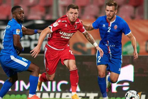 Denis Haruț (în dreapta, în duel cu Sorescu) ar putea fi prezentat azi la FCSB
