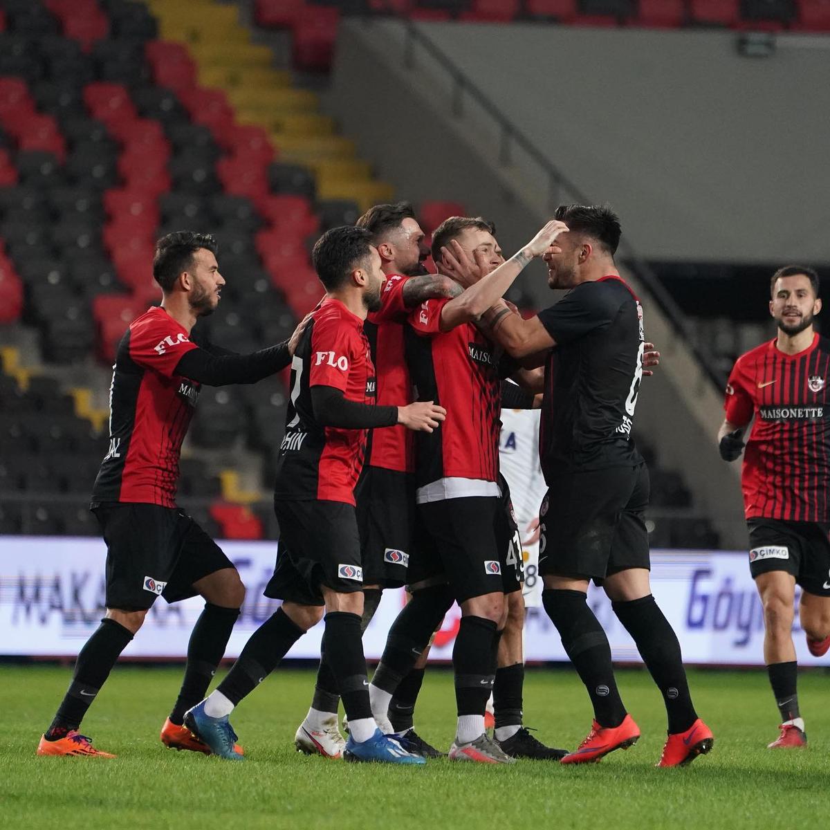 Șumudică, regretat de oficialul de la FCSB cu care s-a certat: „Primesc mesaje vocale de la el. Ar fi făcut performanță cu echipa”