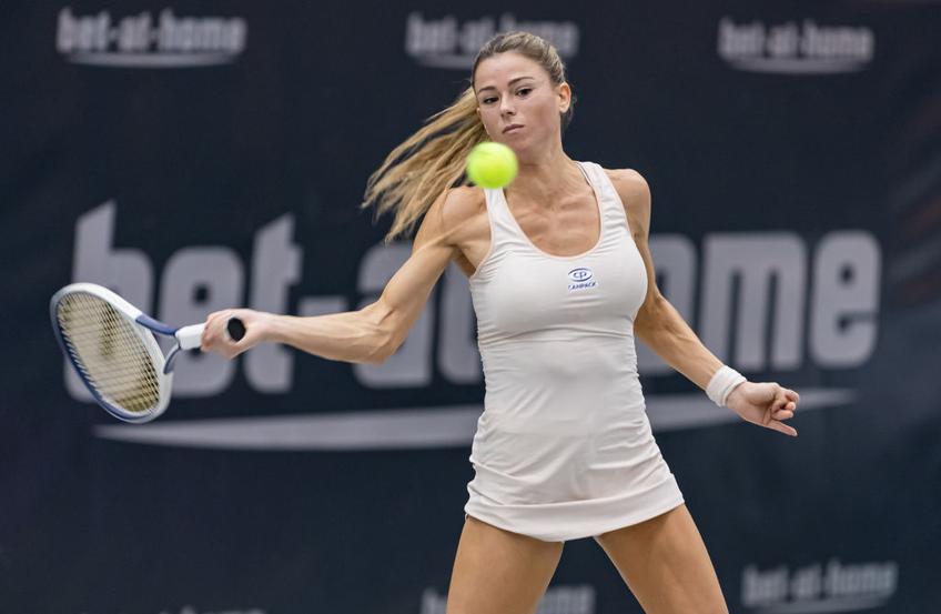 Camila Giorgi (28 de ani, 76 WTA) continuă seria pictorialelor provocatoare. Fanii italieni nu sunt încântanți și îi cer să acorde mai multă atenție tenisului.