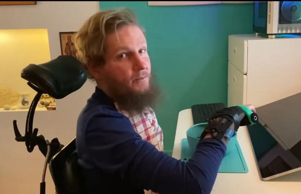 VIDEO Moment remarcabil! Mihai Neșu mănâncă singur, la 10 ani de la teribilul accident