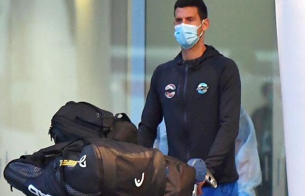 Lui Djokovic i s-a cerut să părăsească Australia! Viza i-a fost refuzată, după interogatoriul de 9 ore de pe aeroport. Vrea să facă apel