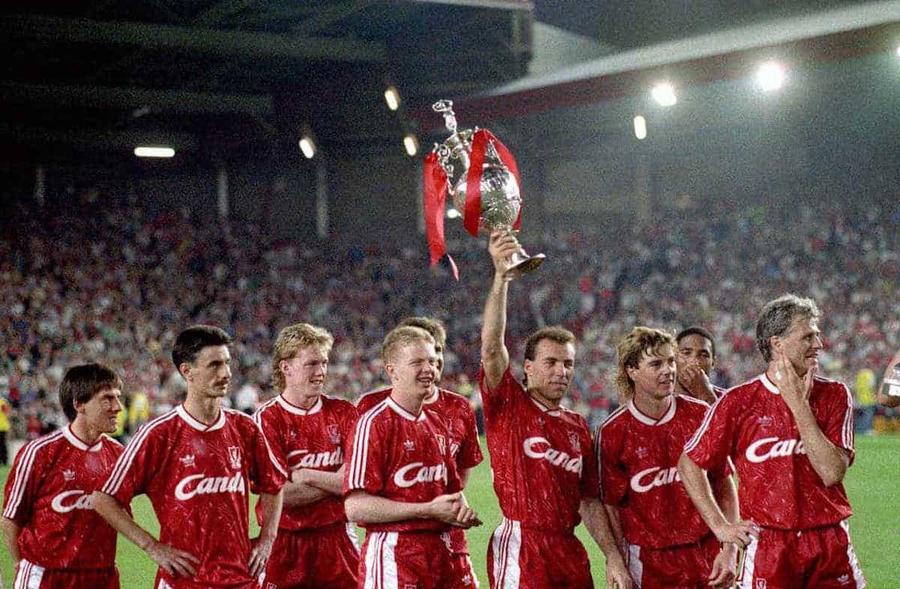 Ronny Rosenthal le arată fanilor de pe Anfield trofeul pentru titlu. În poză mai apar, de la stânga la dreapta, Beardsley, Rush, Nicol, Burrows, Molby, Venison, Barnes și Hysen Povestea necunoscută a lui Ronny Rosenthal, campion cu Liverpool: „Tata e născut în București! Încă urmărește la TV tot ce e legat de România”