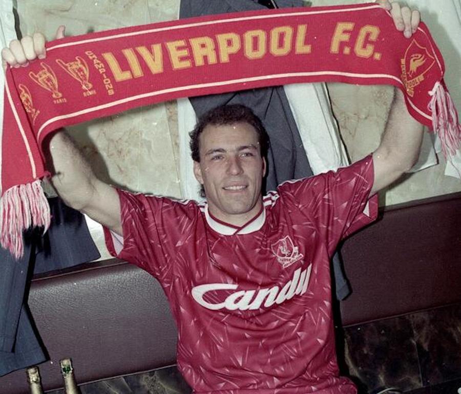 Vara lui 1990. Rosenthal se transferă definitiv la Liverpool, după împrumutul de la Standard Liege Povestea necunoscută a lui Ronny Rosenthal, campion cu Liverpool: „Tata e născut în București! Încă urmărește la TV tot ce e legat de România”