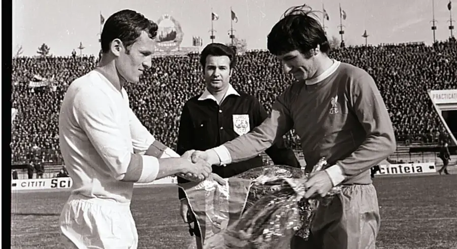 Foto: Mircea Stoenescu (stânga) alături de Smith, la meciul Dinamo - Liverpool (1-1) din noiembrie 1970 Mircea Stoenescu, condus pe ultimul drum de familie și foști colegi de la Dinamo » 30 de oameni au venit la înmormântare