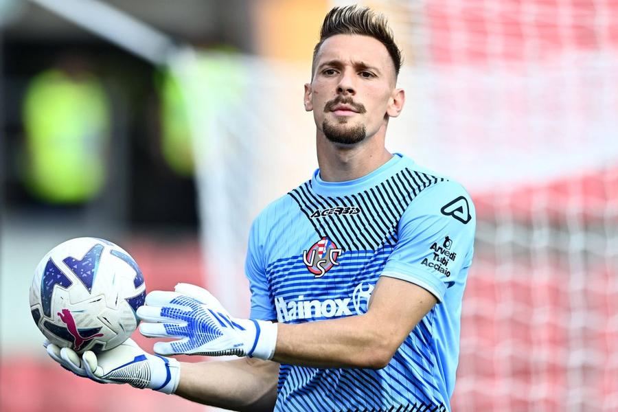 Ionuț Radu, portarul în vârstă de 26 de ani, a schimbat trei echipe într-un an. Inter l-a împrumutat la Cremonese, Auxerre și Bournemouth Foto: Imago Motivul pentru care nu a fost convocat portarul Ionuț Radu » Favoritul lui Edi Iordănescu pentru meciul cu Israel