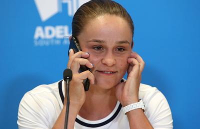 Dezvăluiri tari în cartea lui Barty » Halep i-a dat primul mesaj după titlul de la Wimbledon: „Am știut cu cine am de-a face!” + cu ce jucătoare de top avea „o relație complicată”