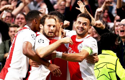 Daley Blind, cu brațul ridicat, la Ajax, foto: Guliver/gettyimages