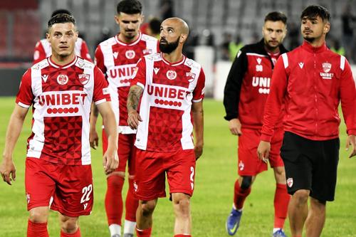 Dinamo a terminat anul 2023 pe locul 15 în Superligă, cu 16 puncte din 21 de meciuri. Până la locul 14, de baraj, sunt 7 puncte, iar până la o salvare directă, în acest moment sunt 8 lungimi.