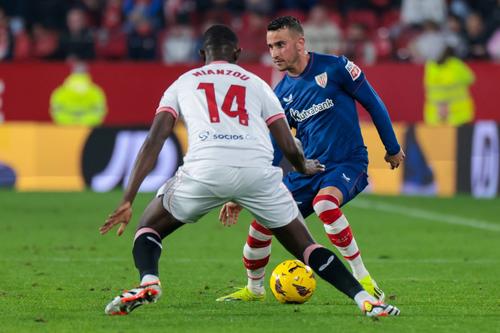 Duel din meciul pierdut de Sevilla cu Bilbao // Foto: Imago