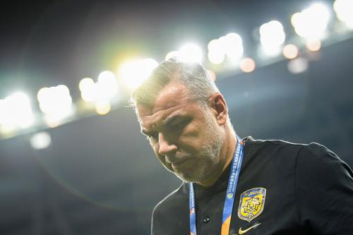 Antrenorul Cosmin Olăroiu (54 de ani) va continua pe banca celor de la Al Sharjah. foto: Imago Images