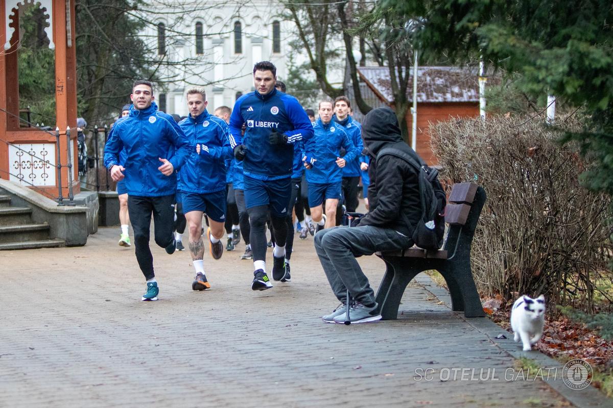 Dorinel Munteanu a rămas „old school” » Oțelul Galați, antrenamente la munte printre localnici și turiști