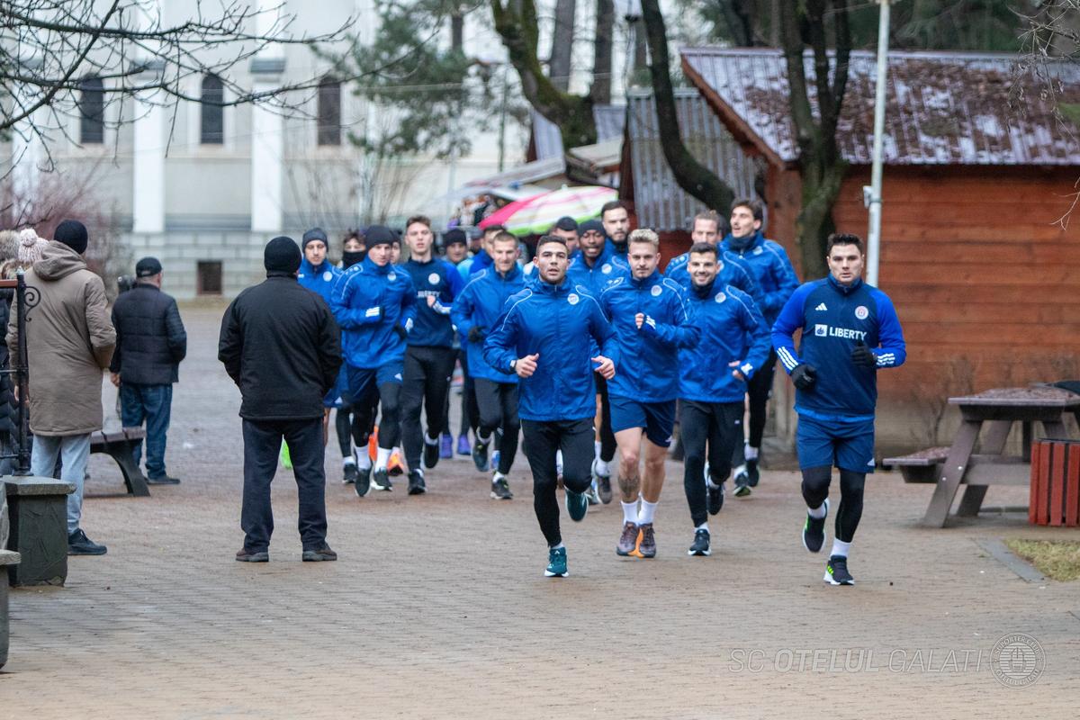 Dorinel Munteanu a rămas „old school” » Oțelul Galați, antrenamente la munte printre localnici și turiști