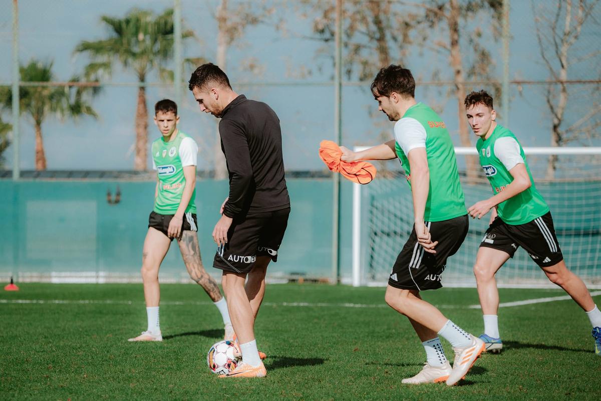 „A fost un șoc pentru noi!” » Jucătorii lui U Cluj, despre evenimentul recent care i-a bulversat. Primele imagini din cantonament