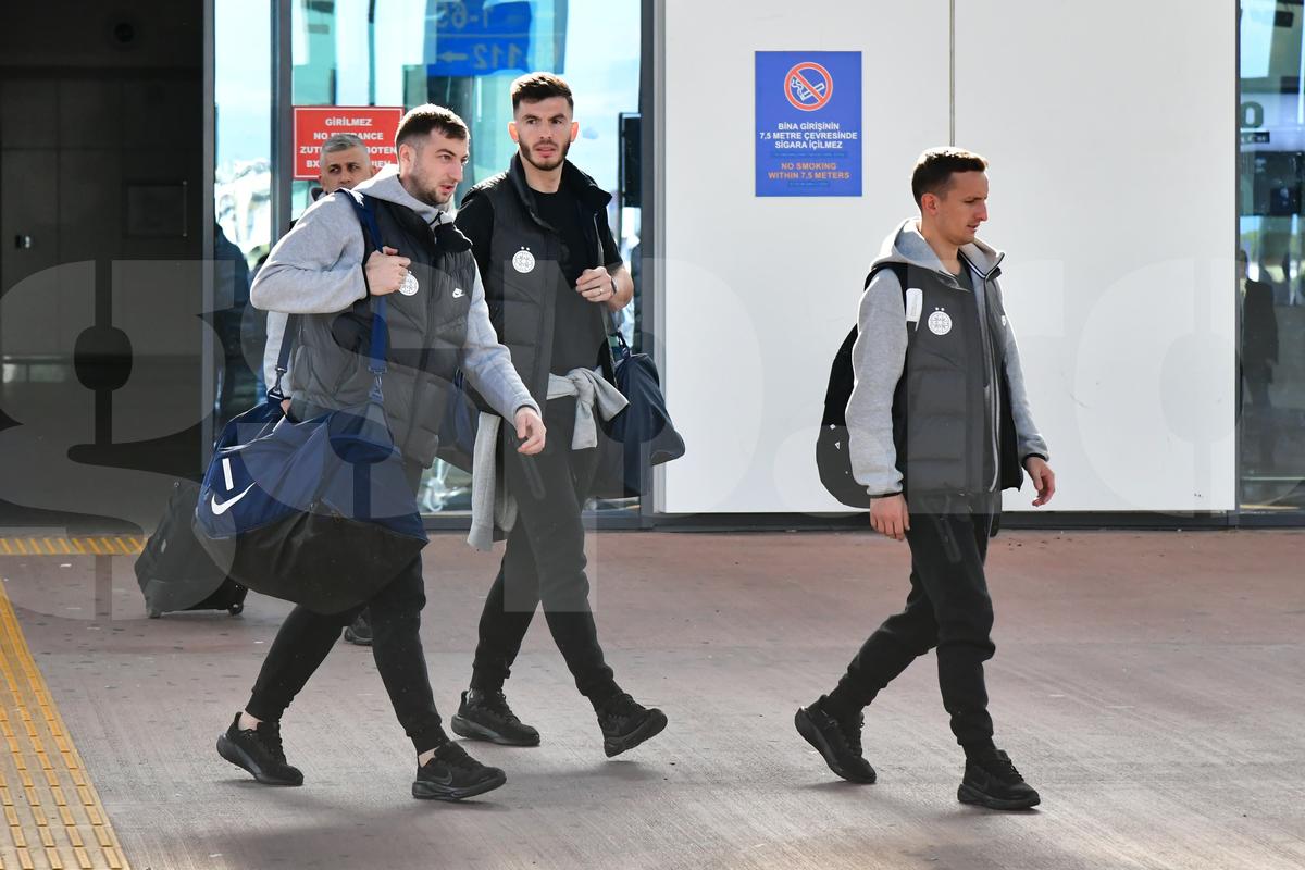 „Ia uite ce scrie aici!” » 6 detalii de la sosirea FCSB în Antalya: autocar venit pentru Steaua București + Lui Chiricheș nu i-au căzut „gradele”