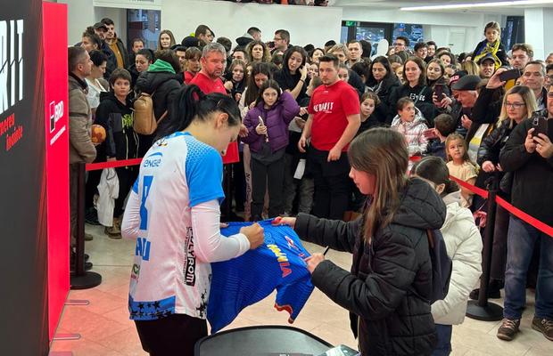 Dincolo de rivalitate » Imagini superbe surprinse la Brașov: Cristina Neagu a stat zeci de minute la autografe