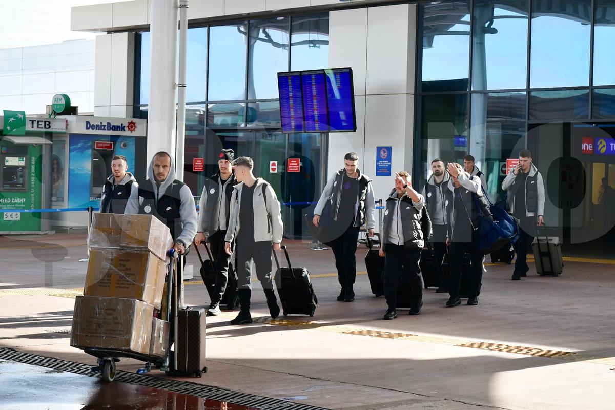 „Ia uite ce scrie aici!” » 6 detalii de la sosirea FCSB în Antalya: autocar venit pentru Steaua București + Lui Chiricheș nu i-au căzut „gradele”