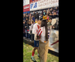 Imagini emoționante după meciul Barcelonei » Fotbalistul și-a cerut iubita în căsătorie pe teren
