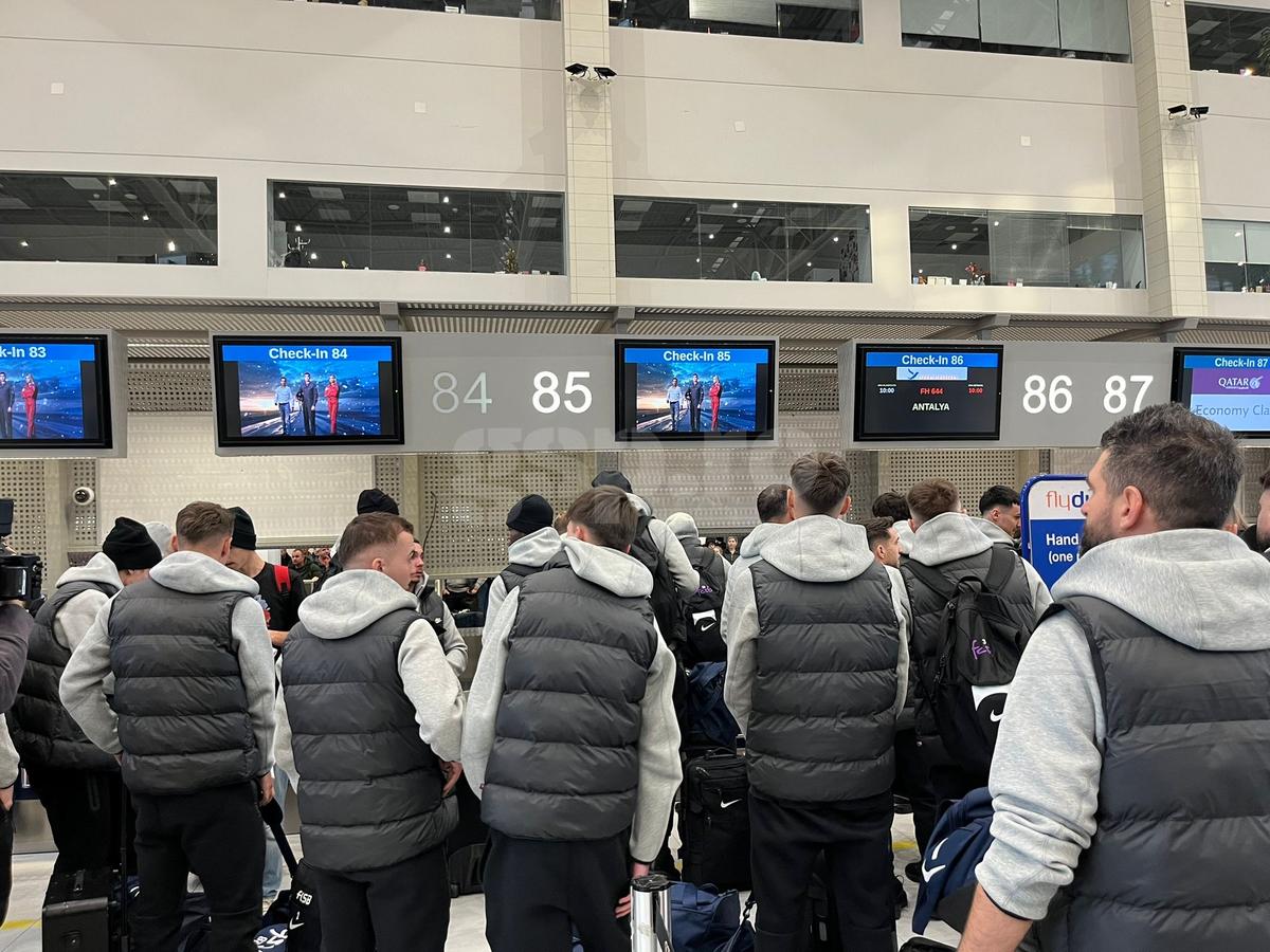 Unii cu leul, alții cu tigrul » Detalii inedite la plecarea FCSB în Antalya: două fețe noi în lot și 5 absenți + Ce versuri și-a scris Adi Șut pe valiză