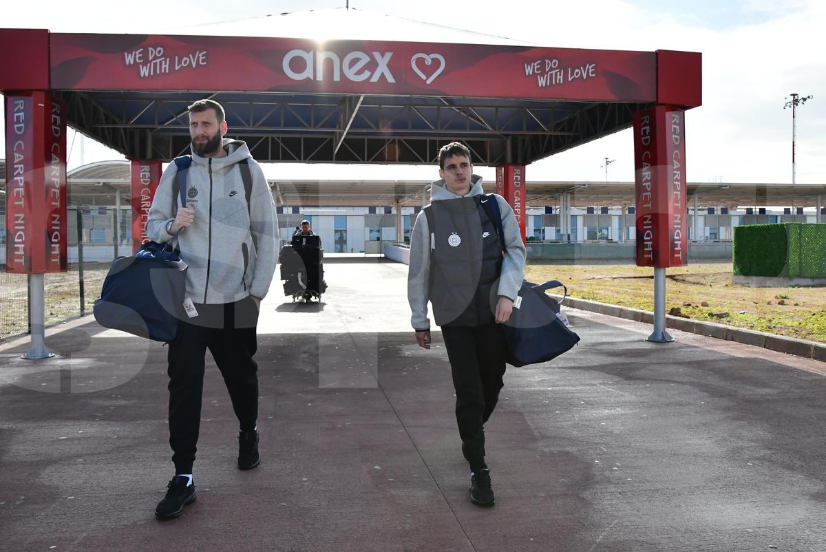 „Ia uite ce scrie aici!” » 6 detalii de la sosirea FCSB în Antalya: autocar venit pentru Steaua București + Lui Chiricheș nu i-au căzut „gradele”
