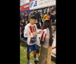 Imagini emoționante după meciul Barcelonei » Fotbalistul și-a cerut iubita în căsătorie pe teren