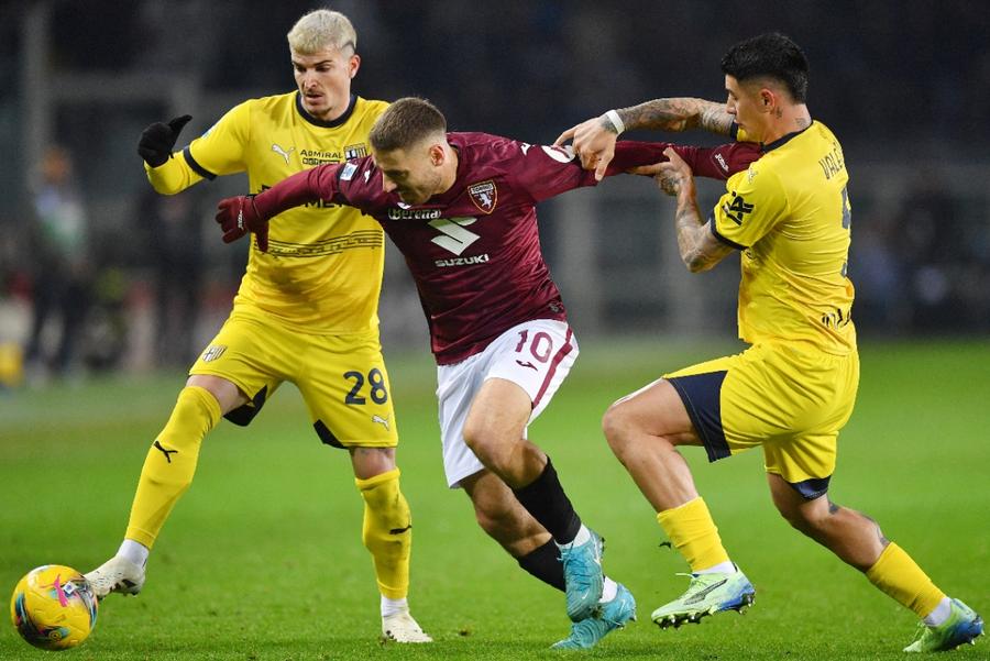 Valentin Mihăilă în Torino - Parma 0-0 / Foto: Gulliver/GettyImages Echipa de Liga Campionilor care ar avea de ales între românii Parmei » De ce depinde realizarea transferului