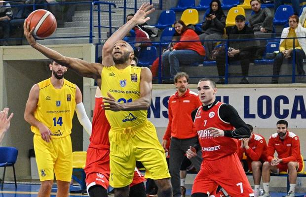 Finalul turului în Liga Națională: Nikola Jevtovic, prestație excelentă sub Tâmpa! Cum arată clasamentul campionatului de baschet masculin