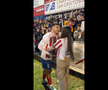 Imagini emoționante după meciul Barcelonei » Fotbalistul și-a cerut iubita în căsătorie pe teren