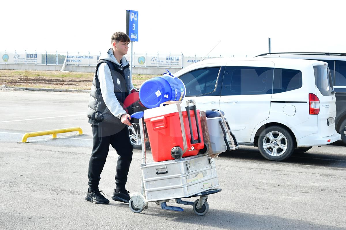 „Ia uite ce scrie aici!” » 6 detalii de la sosirea FCSB în Antalya: autocar venit pentru Steaua București + Lui Chiricheș nu i-au căzut „gradele”