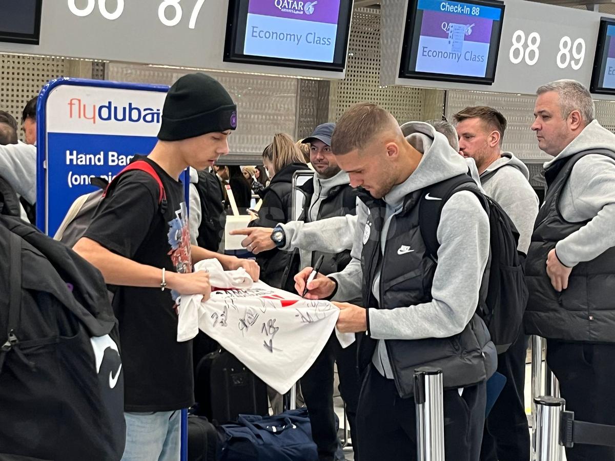 Unii cu leul, alții cu tigrul » Detalii inedite la plecarea FCSB în Antalya: două fețe noi în lot și 5 absenți + Ce versuri și-a scris Adi Șut pe valiză