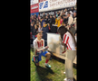 Imagini emoționante după meciul Barcelonei » Fotbalistul și-a cerut iubita în căsătorie pe teren