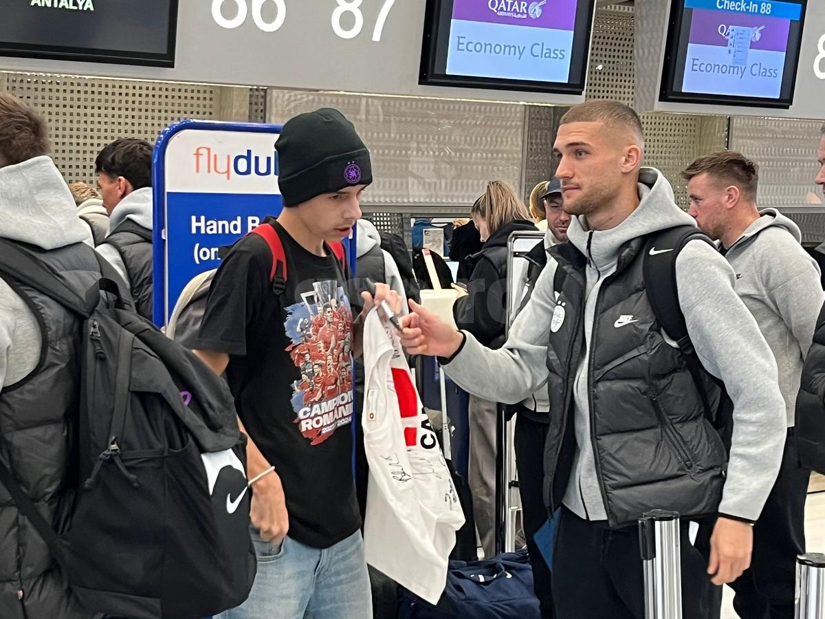 Unii cu leul, alții cu tigrul » Detalii inedite la plecarea FCSB în Antalya: două fețe noi în lot și 5 absenți + Ce versuri și-a scris Adi Șut pe valiză
