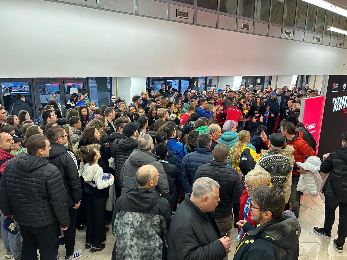 Cristina Neagu a dat autografe după victoria cu Corona Brașov