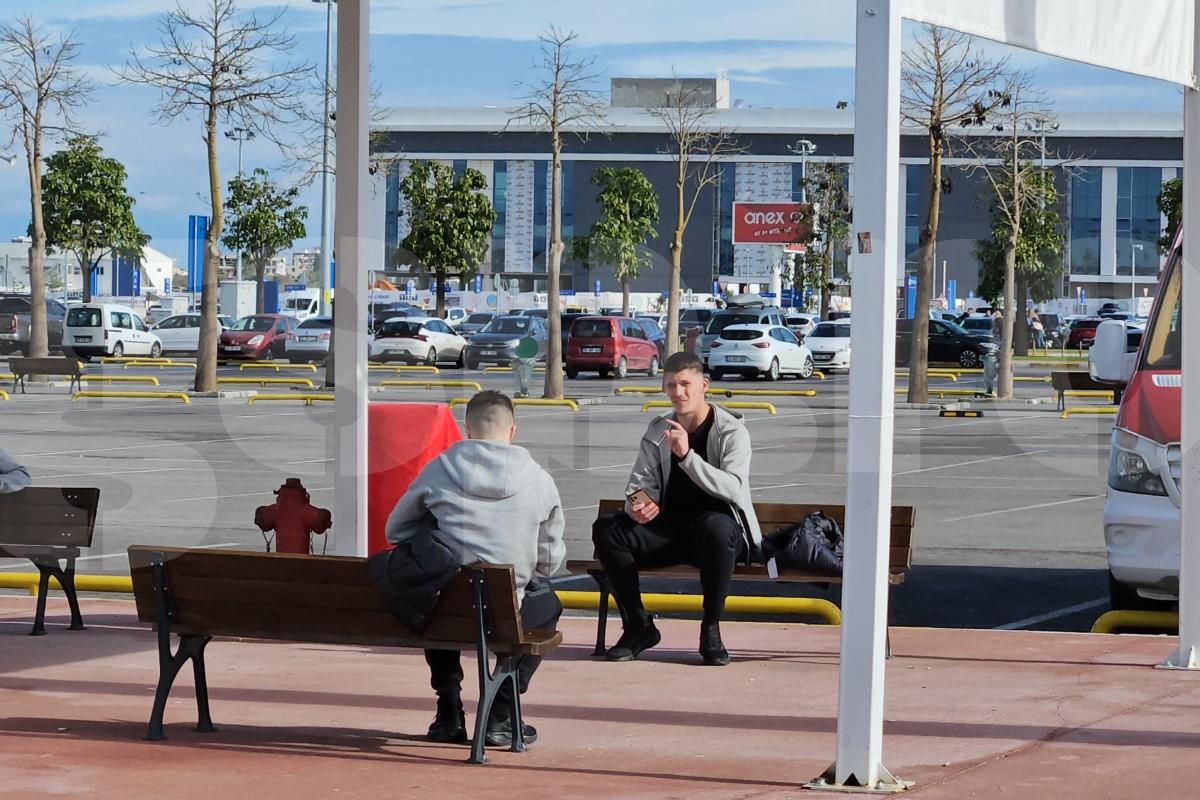 „Ia uite ce scrie aici!” » 6 detalii de la sosirea FCSB în Antalya: autocar venit pentru Steaua București + Lui Chiricheș nu i-au căzut „gradele”