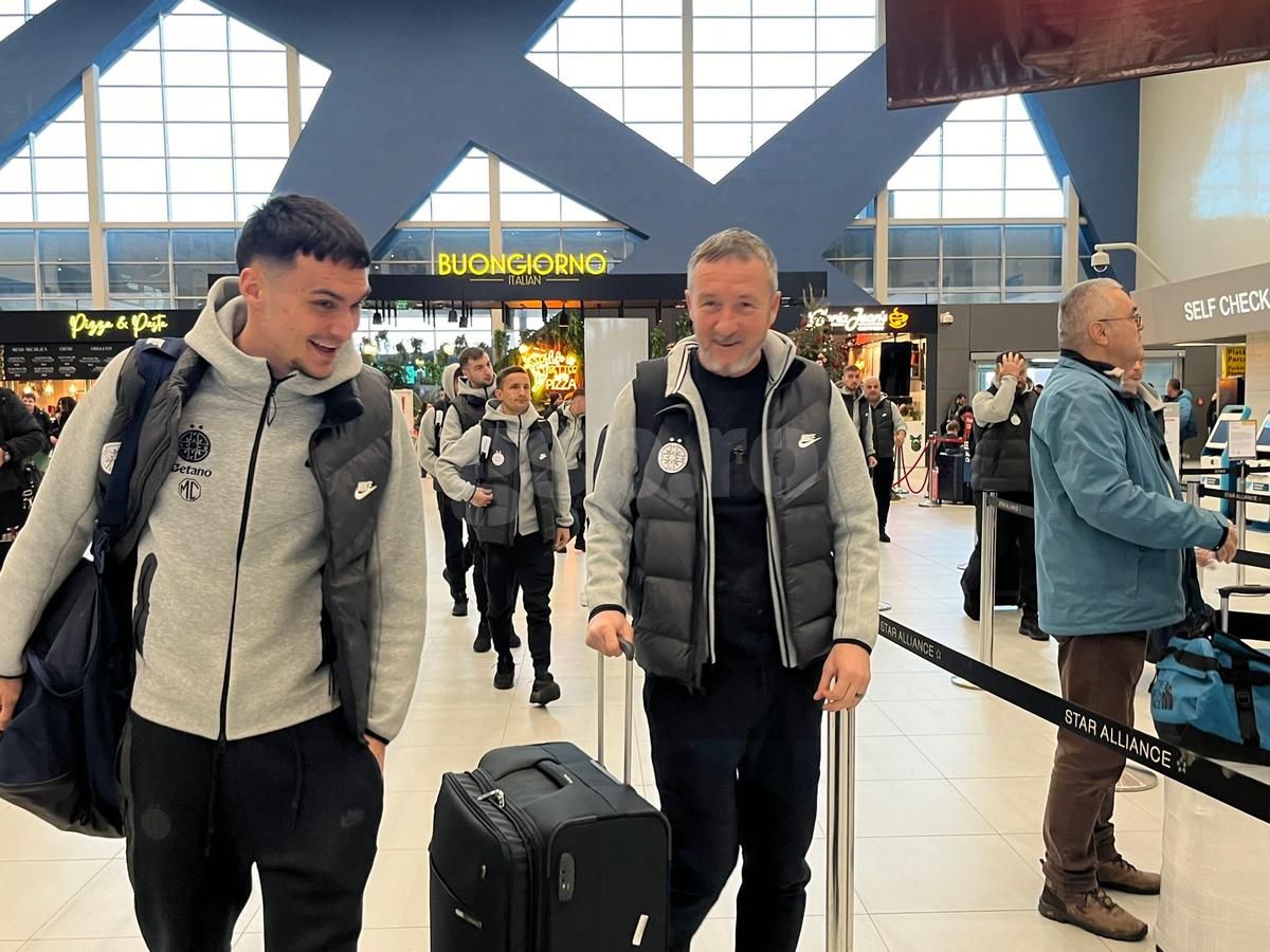 Unii cu leul, alții cu tigrul » Detalii inedite la plecarea FCSB în Antalya: două fețe noi în lot și 5 absenți + Ce versuri și-a scris Adi Șut pe valiză