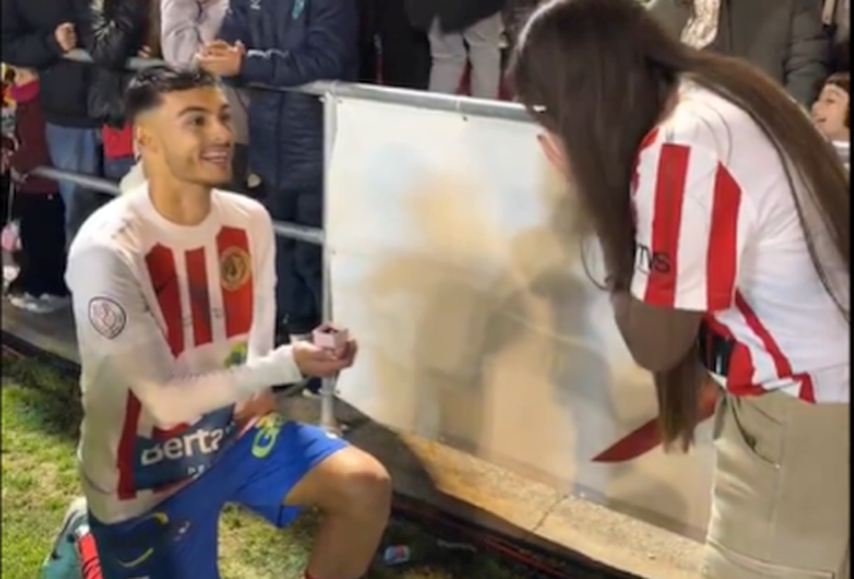 Imagini emoționante după meciul Barcelonei » Fotbalistul și-a cerut iubita în căsătorie pe teren