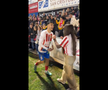 Imagini emoționante după meciul Barcelonei » Fotbalistul și-a cerut iubita în căsătorie pe teren